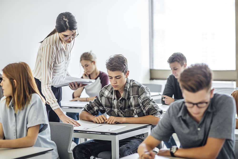 Een groep studenten maakt een toets