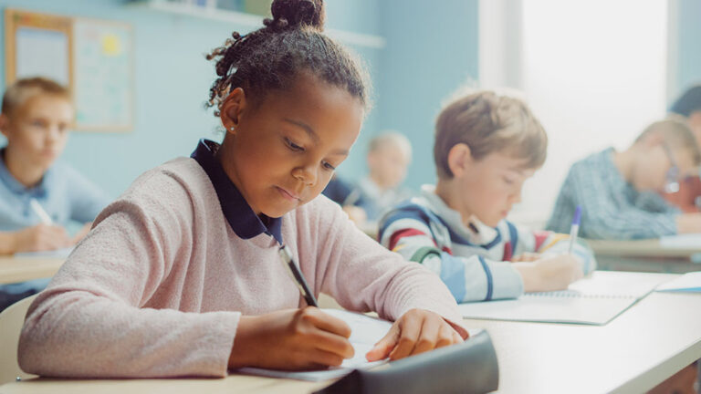 Kinderen maken een toets