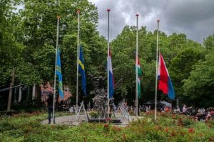 Vlaggen hangen halfstok tijdens herdenking Ketikoti