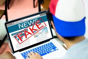 Fake news op computer