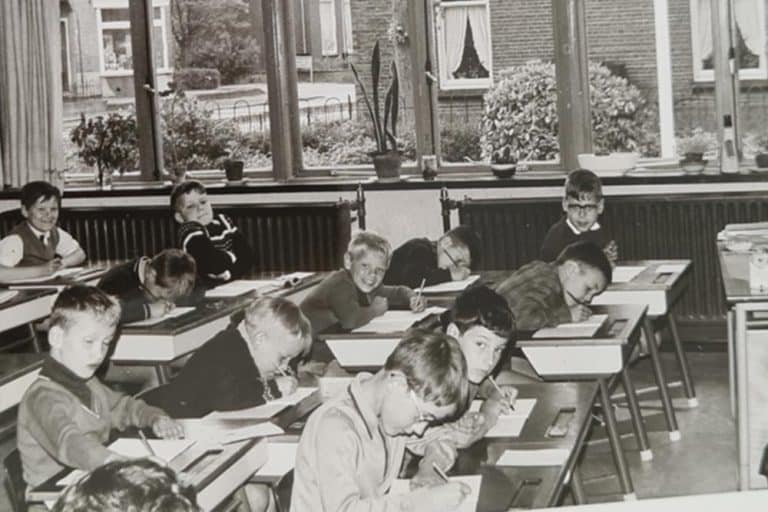 Een klas vol jongens in een oude jongensschool