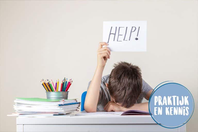 Een kind dat vermoeid op zijn bureau ligt met een bordje Help!