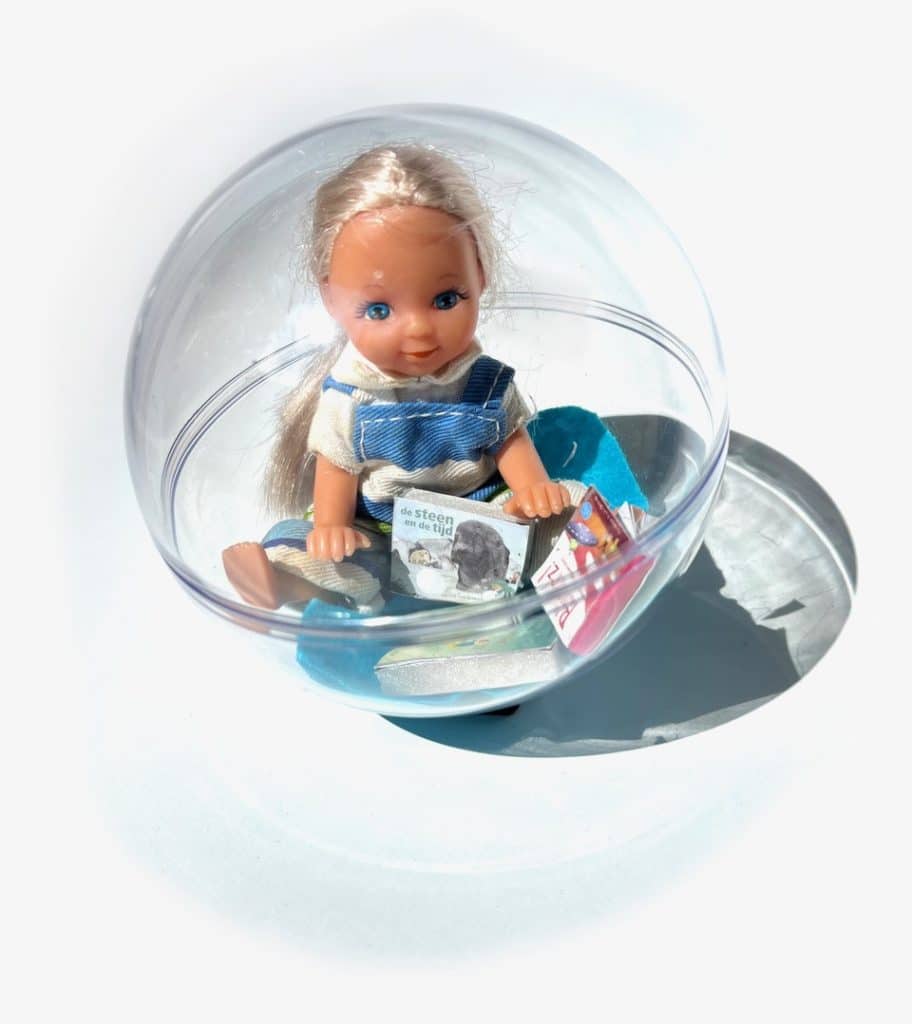 Een kind met een boek in een bubbel