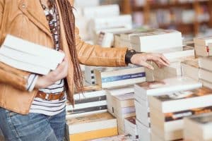 Een jonge vrouw in een boekwinkel