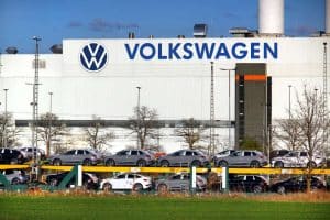 Een rij Volkswagen auto's voor de fabriek