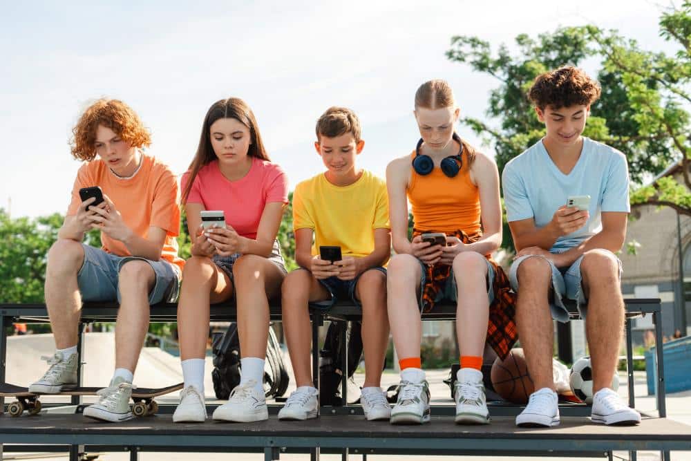 Groepje jongeren met hun smartphone