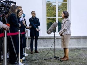 Minister Faber staat de pers te woord