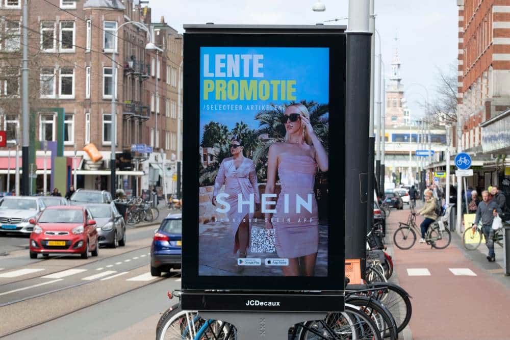 Een reclamebord van Shein