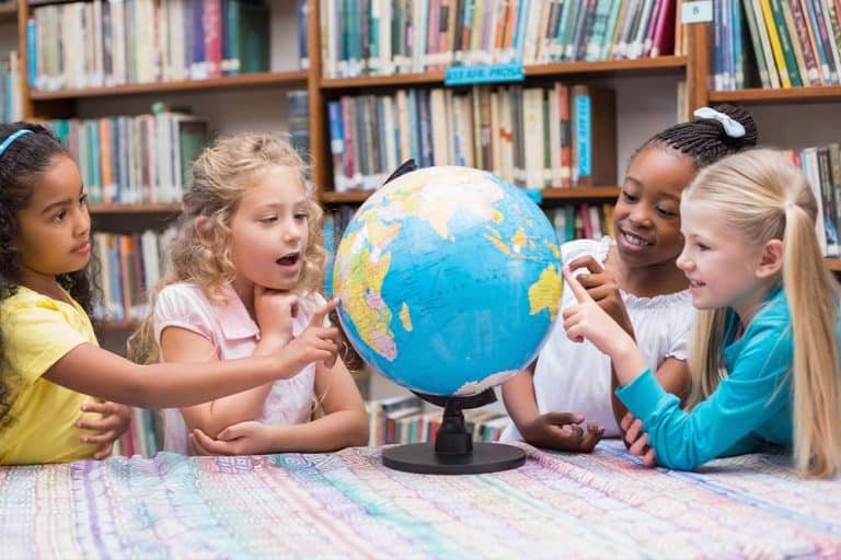 Kinderen bij een wereldbol