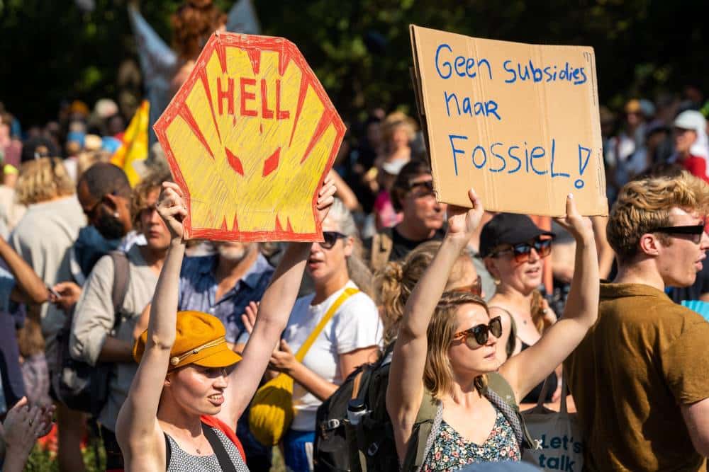 Mensen protesteren tegen Shell