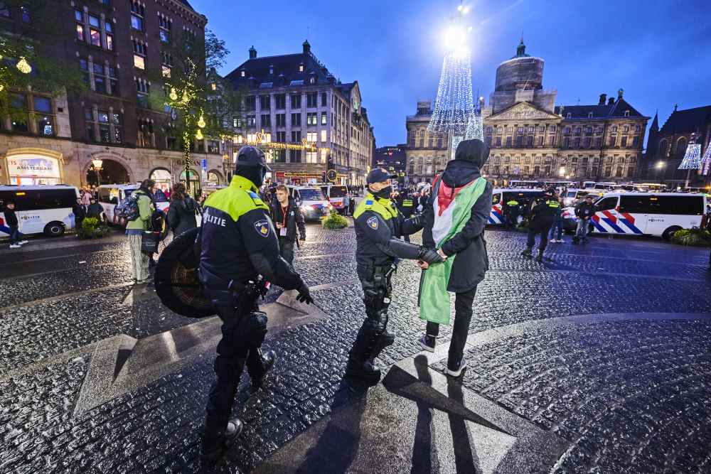 Polite maakt einde aan Pro-Palestijnse demonstratie op de Dam