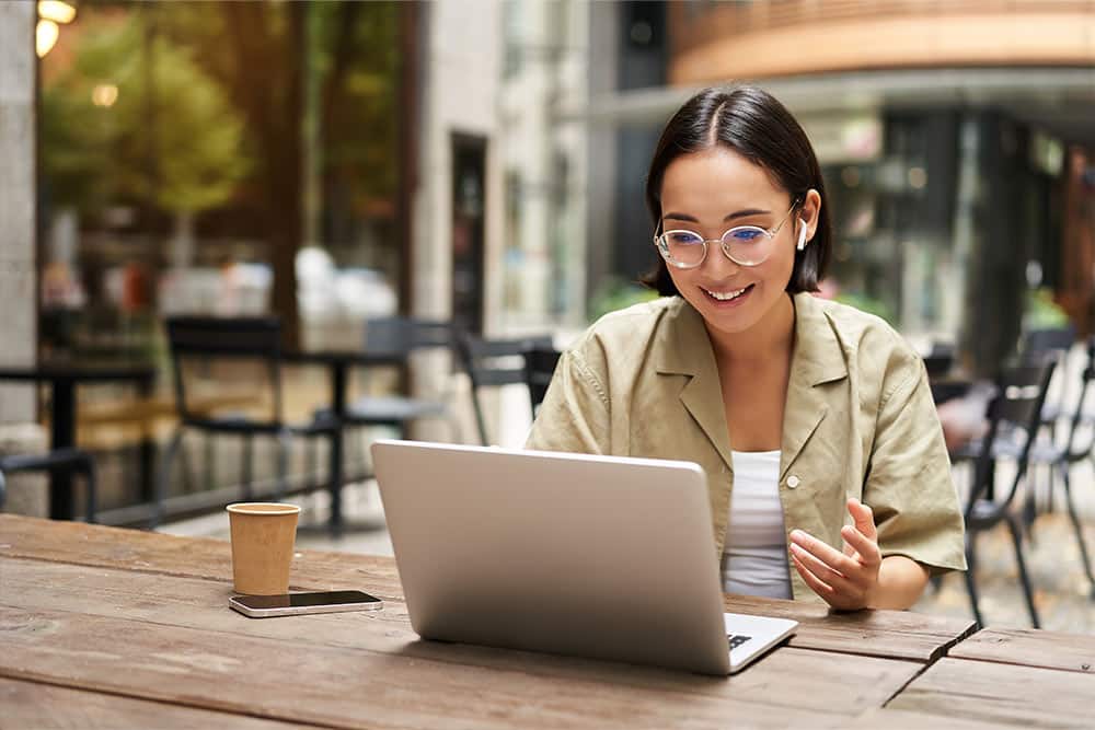 Eens student achter een laptop