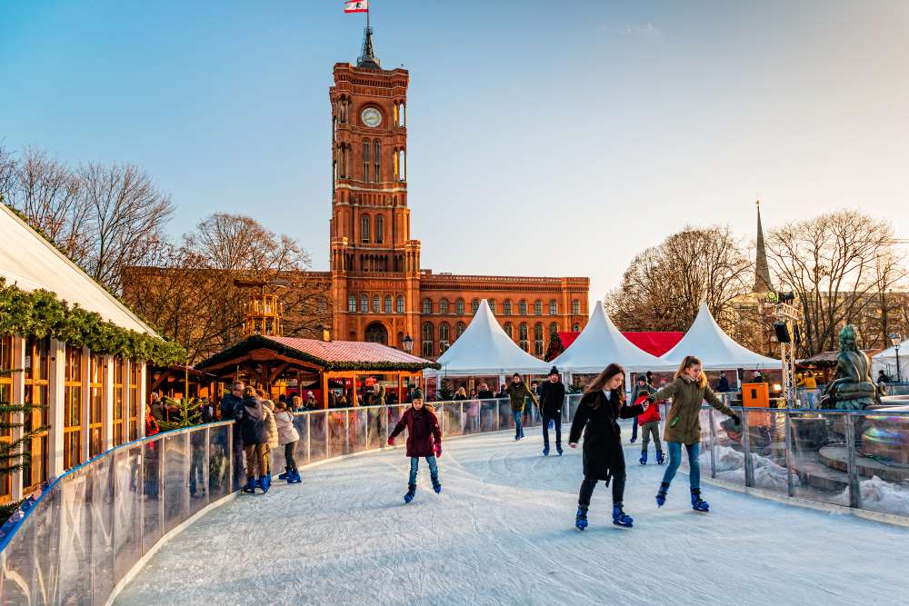 Schaatsbaan op een kerstmarkt