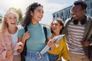 Vier lachende studenten zorg en welzijn