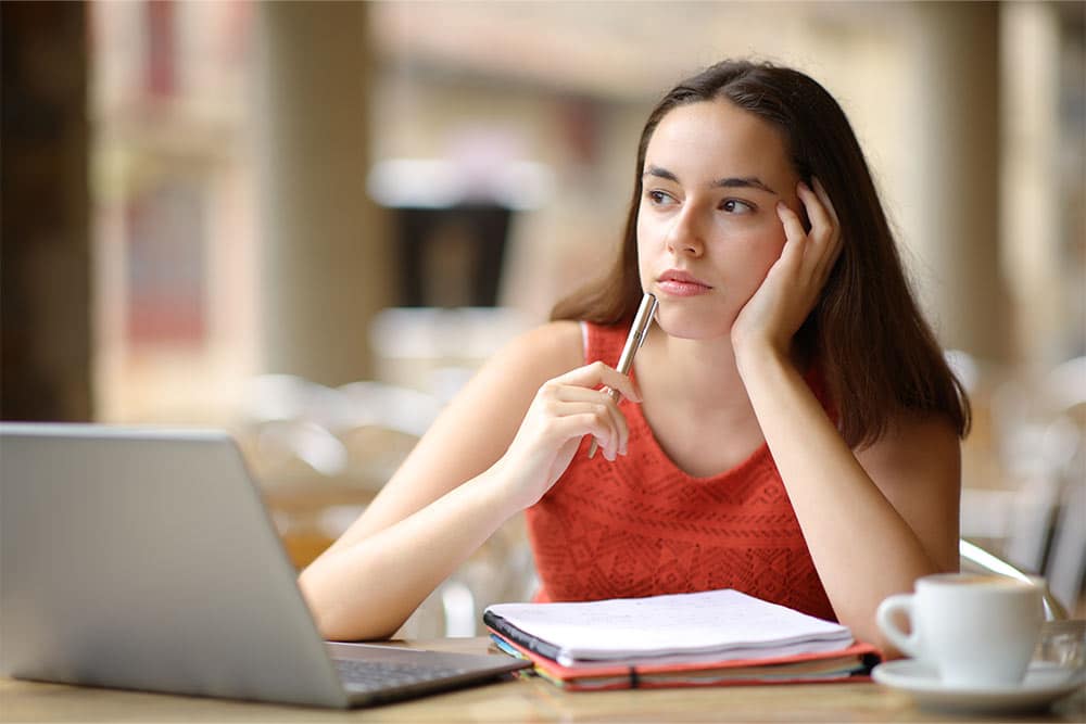 Een leerling denkt na over haar studiekeuze