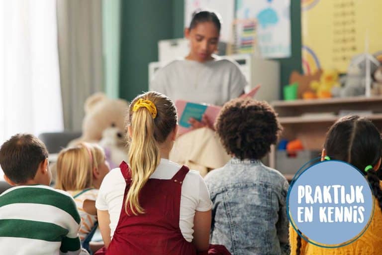 Een leerkracht leest een groepje kinderen voor