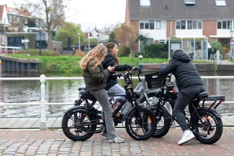 Jongeren op fatbikes