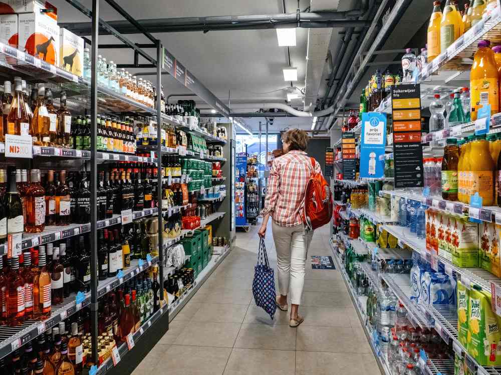 Vrouw loopt door supermarkt