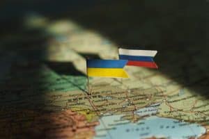 Oekraïense en Russische vlag op de geopolitieke kaart van Oekraïne