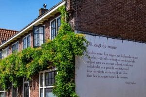 Een gedicht op de muur van een gebouw