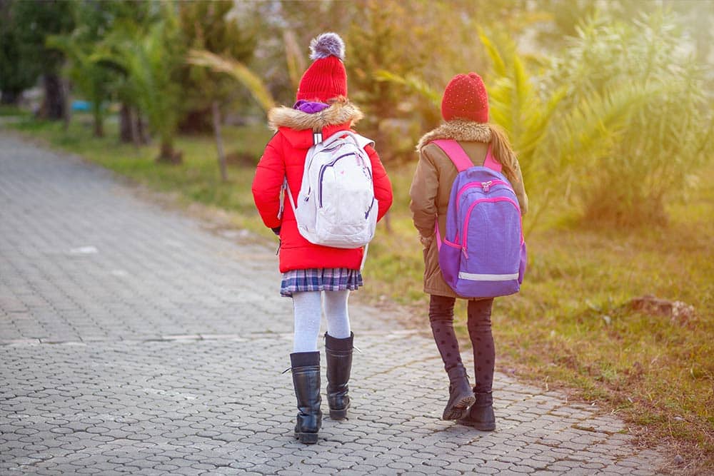 Twee kinderen lopen naar school