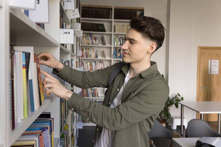 Een student in de schoolbieb