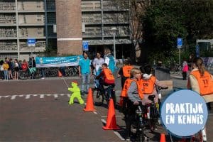 Kinderen staan klaar voor het verkeersexamen