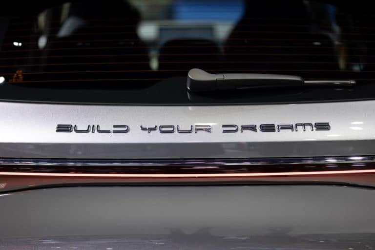 Auto met 'follow your dreams'-slogan